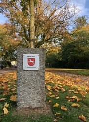 Die neue Plakette am Eingang zeigt den Status als Gartendenkmal. Foto: Stadt Oldenburg