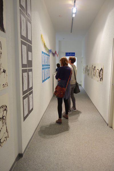 Teilnehmerinnen besichtigen die Ausstellungsräume der Museumspädagogik. Stadt Oldenburg