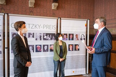 Dr. Carolin Emcke, Farzia Fallah und Oberbürgermeister Jürgen Krogmann. Foto: Mohssen Assanimoghaddam 