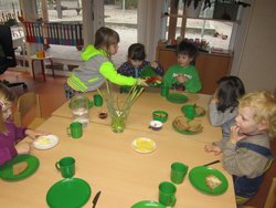 Kinder an einem gedeckten Gruppentisch. Foto: Stadt Oldenburg Kinder an einem gedeckten Gruppentisch. Foto: Stadt Oldenburg