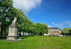 Oldenburgischer Landtag und Kriegerdenkmal. Foto: Hans-Jürgen Zietz