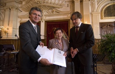 V.l.n.r.: Damaliger Oberbürgermeister Prof. Dr. Gerd Schwandner, Preisträgerin Inge Deutschkron, Laudator Prof. Dr. Norbert Frei. Foto: Daniel Penschuck.