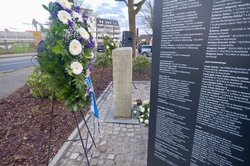 Zu dem Gedenkstein aus dem Jahr 1989 (im Hintergrund) am umgestalteten Gedenkort am Friedhofsweg/Ecke Jägerstraße gibt es nun auch eine Erinnerungsstele mit Namen und umfangreichen Informationen. Foto: Sascha Stüber