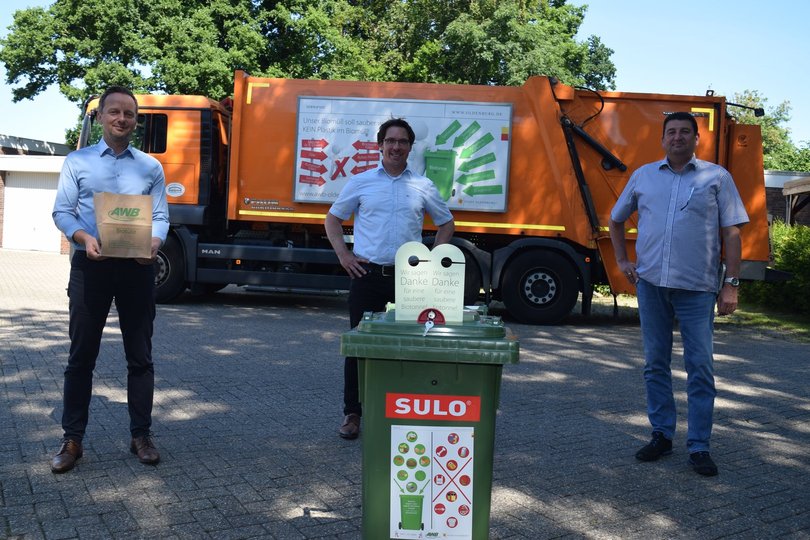 Sehr zufrieden mit der aktuellen Biomüll-Qualität sind (von links) Projektingenieur Manfred Santjer (Infa GmbH), AWB-Leiter Volker Schneider-Kühn und Thomas Arnhold, Leiter der Abteilung Abfallbehandlung und Verwertung beim AWB. Foto: Stadt Oldenburg