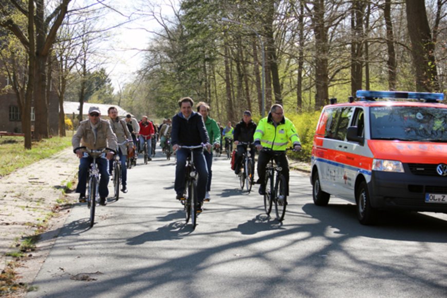 Bürgerinnen und Bürger mit dem Oberbürgermeister bei der Fahrradtour. Foto: Stadt Oldenburg