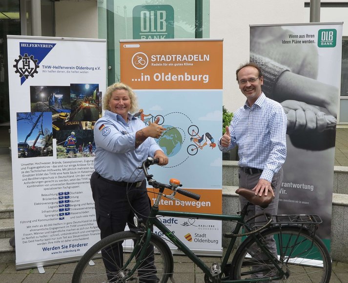 (von rechts): Holger Sandker, Director Head of Sustainability OLB-Stiftung, und Melanie Vogel, Vorsitzende THW Helferverein Oldenburg e.V., freuen sich auf viele Kilometer für das Erreichen des vierten Etappenziels. Foto: Stadt Oldenburg