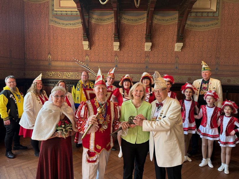 Bürgermeisterin Petra Averbeck (vorne, zweite von rechts) nahm den symbolischen Rathausschlüssel von Geert Haase (Präsident des Karnevalsvereins Blau-Rot Oldenburg e.V., rechts), entgegen und dankte Prinzessin Wera I. und Prinz Hanfred I. für ihr Engagement. Foto: Stadt Oldenburg