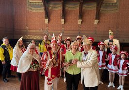 Bürgermeisterin Petra Averbeck (vorne, zweite von rechts) nahm den symbolischen Rathausschlüssel von Geert Haase (Präsident des Karnevalsvereins Blau-Rot Oldenburg e.V., rechts), entgegen und dankte Prinzessin Wera I. und Prinz Hanfred I. für ihr Engagement. Foto: Stadt Oldenburg