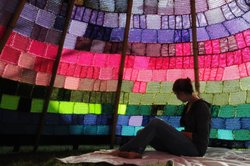 Strick-Tipi mit junger Frau. Foto: Ute Lennartz-Lembeck.