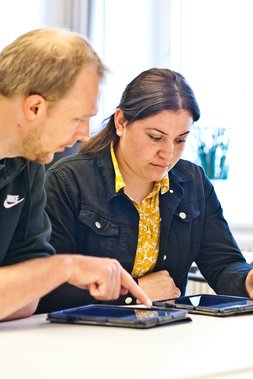 Auszubildende unterstützen beim digitalen Lernen. Foto: Gerlinde Domininghaus