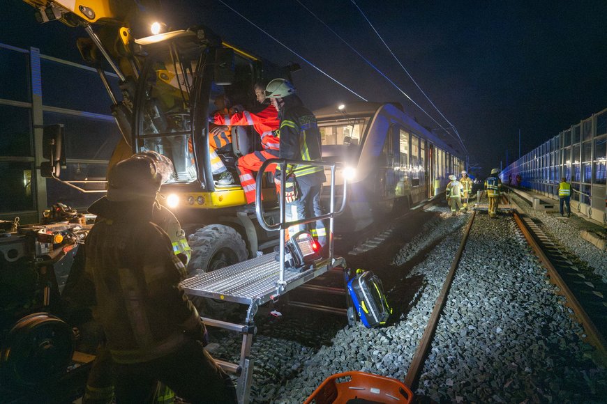 Dem Baggerfahrer wird aus seinem Gefährt geholfen. Foto: Sascha Stüber