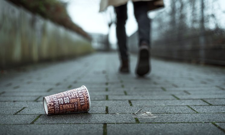 Leerer Kaffeebecher liegt auf dem Boden. Foto: weixx/Adobe Stock