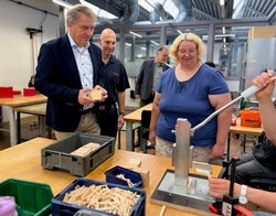 Yvonne Kröger (rechts) stellte Oberbürgermeister Jürgen Krogmann (1. von links) und Hauptbrandmeister Andreas Köker (2. von links) die Montage vor. Foto: Stadt Oldenburg