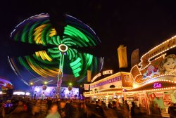 Fahrgeschäft auf dem Oldenburger Kramermarkt 2022. Foto: Hans-Jürgen Zietz