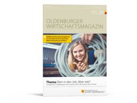 Titelbild des Oldenburger Wirtschaftsmagazins 1.20: Es zeigt eine junge Frau, die durch ein aufgerolltes Kabel guckt. Foto: Superidee/Imke Folkerts