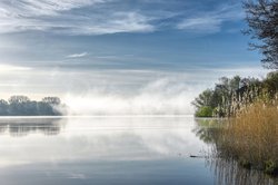 Tagesanbruch über dem Großen Bornhorster See in Oldenburg. Foto: Hans-Jürgen Zietz