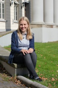 Annika Niewald vor dem Kulturzentrum PFL. Foto: Stadt Oldenburg