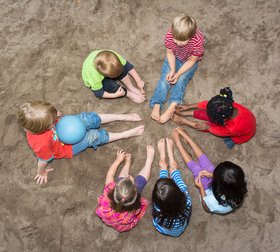 Spielende Kinder auf dem Boden. Foto: Stadt Oldenburg