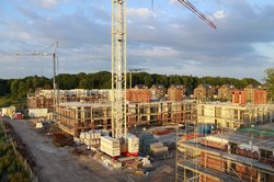 Blick auf die Bauarbeiten auf dem Fliegerhorst mit Kran in der Bildmitte. Foto: Stadt Oldenburg