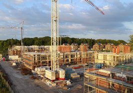 Blick auf die Bauarbeiten auf dem Fliegerhorst mit Kran in der Bildmitte. Foto: Stadt Oldenburg