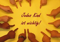 Viele Finger zeigen auf den Schriftzug „Jedes Kind ist wichtig“. Foto: Dieter Schuetz/Pixelio