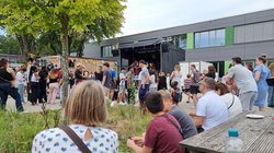 Schulfest der IGS Flötenteich, im Hintergrund der Auftritt der Global Music Player. Foto: IGS Flötenteich Schulfest der IGS Flötenteich, im Hintergrund der Auftritt der Global Music Player. Foto: IGS Flötenteich