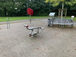 Zwei Geräte des Fitnessparcours am Flötenteich mit Schautafel für Übungsanleitungen sowie Rundbank, Abfallbehälter und Fahrradstand. Foto: Stadt Oldenburg