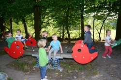 Kinder auf einer Wippe. Foto: Stadt Oldenburg