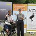 Vorschau: Marion Rövekamp, Vorständin EWE AG und Tara Fyson, IBIS – Interkulturelle Arbeitsstelle e.V. freuen sich über viele Kilometer für das Erreichen des Etappenziels. Foto: Stadt Oldenburg