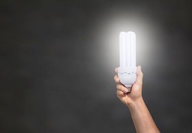 Eine Hand hält eine leuchtende LED-Glühbirne hoch. Foto: Fotorech/pixabay