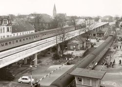 Am Pferdemarkt fahren unten und oben Züge. Quelle: Stadtmuseum