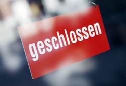 Schild mit der Aufschrift geschlossen. Foto: Friedberg/AdobeStock