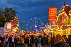 Blaue Stunde auf dem Oldenburger Kramermarkt 2023. Foto: Hans-Jürgen Zietz