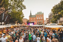 Blick auf feiernde Gäste beim Stadtfest Oldenburg, das traditionell am letzten August-Wochenende in der Oldenburger Innenstadt stattfindet. Foto: E & M