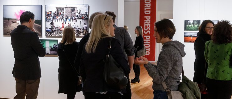 Besucherinnen und Besucher in der Ausstellung. Foto: Andreas Burmann/Mediavanti