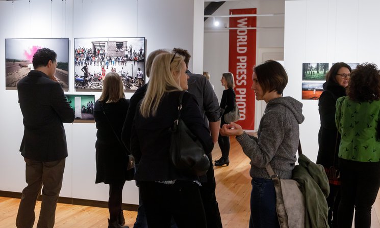 Besucherinnen und Besucher in der Ausstellung. Foto: Andreas Burmann/Mediavanti