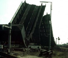 Eisenbahnklappbrücke. Foto: Peter Lerche