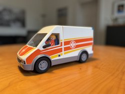 Kein Kinderspiel: Der kleine Rettungswagen symbolisiert, dass die großen Themen Medizin und Gesundheit ordentlich Fahrt aufgenommen haben. Foto: Stadt Oldenburg