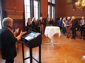 Bürgermeisterin Germaid Eilers-Dörfler begrüßt die Besucherinnen und Besucher im Großen Sitzungssaal des Rathauses. Foto: Anja Czibulinski