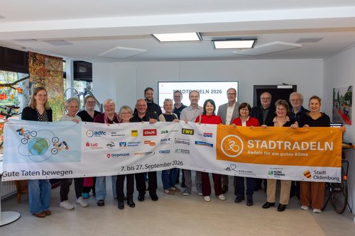 Zogen zufrieden Bilanz: Vertreterinnen und Vertreter von Politik, Verwaltung und gemeinnützigen Organisationen sowie Unterstützerinnen und Unterstützer des Wettbewerbs STADTRADELN 2026. Foto: Sascha Stüber Zogen zufrieden Bilanz: Vertreterinnen und Vertreter von Politik, Verwaltung und gemeinnützigen Organisationen sowie Unterstützerinnen und Unterstützer des Wettbewerbs STADTRADELN 2026. Foto: Sascha Stüber