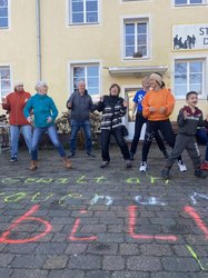 Der Tanz zu One Billion Rising. Weltweiter Protesttag gegen Gewalt an Frauen* und Mädchen*. Foto: Stadt Oldenburg