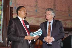 Beim Rathausempfang überreicht Minister Qoboshiyane Oberbürgermeister Schwandner ein Gastgeschenk. Foto: Stadt Oldenburg