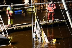 Die Yacht wird aus dem Wasser gezogen. Foto: Sascha Stüber