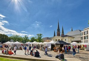 Der Kunsthandwerkermarkt „Nikolaimarkt“ in Oldenburg. Foto: Hans-Jürgen Zietz Der Kunsthandwerkermarkt „Nikolaimarkt“ in Oldenburg. Foto: Hans-Jürgen Zietz
