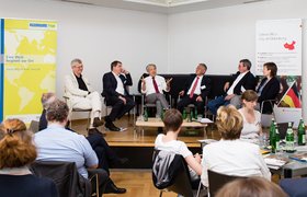 Podiumsdiskussion mit Oberbürgermeister Krogmann und fünf weiteren Personen, im Vordergrund ist das Publikum zu sehen. Foto: Martin Magunia