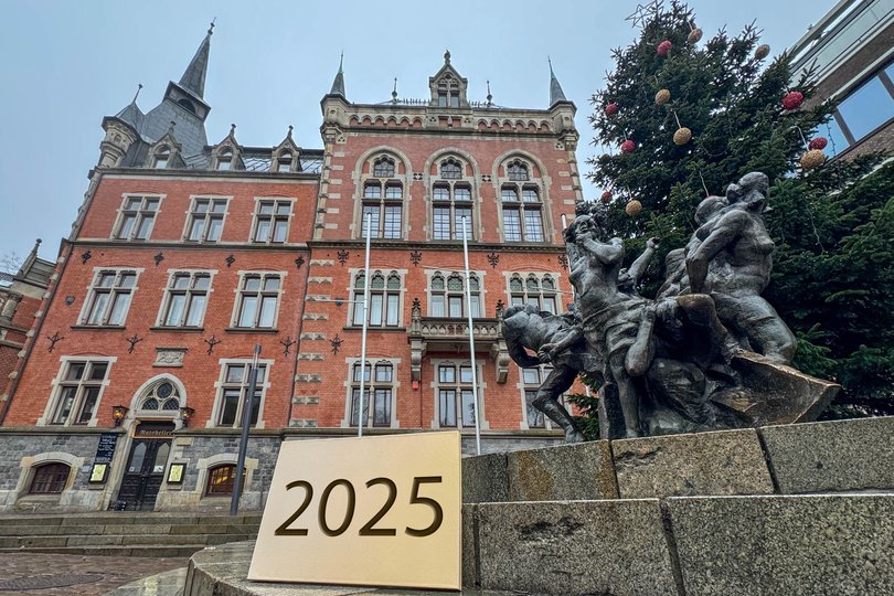 Rathaus der Stadt Oldenburg mit Schild „2025". Foto Sascha Stüber Rathaus der Stadt Oldenburg mit Schild „2025". Foto Sascha Stüber