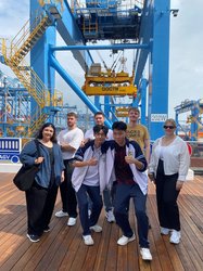 Auszubildende der BBS Wechloy mit Schülerinnen und Schülern ihrer Qingdao-Partnerschule im Hafen von Qingdao. Foto: BBS Wechloy