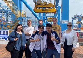 Auszubildende der BBS Wechloy mit Schülerinnen und Schülern ihrer Qingdao-Partnerschule im Hafen von Qingdao. Foto: BBS Wechloy