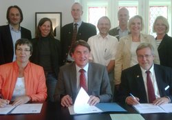 Martina Heyen (stellvertretende Geschäftsführerin Klinikum Oldenburg), Dr. Frank Lammerding (Leiter Amt für Jugend, Familie und Schule) und Robert Wittkowski (Jugendamtsleiter und Dezernent Landkreis Oldenburg) bei der Unterzeichnung der Kooperationsve