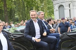 Bundesfinanzminister Christian Lindner hatte Ende September beim Kramermarkt-Umzug in der Kutsche neben Oberbürgermeister Jürgen Krogmann viel Spaß am Bonbon-Werfen. Foto: Sascha Stüber 